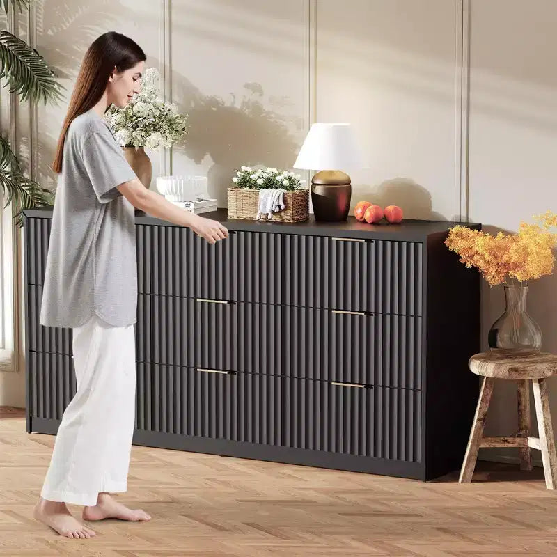 Commode cannelée 63" à 8/9 tiroirs - Grand meuble de rangement en bois avec poignées métalliques et dispositif anti-basculement pour chambre à coucher, salon