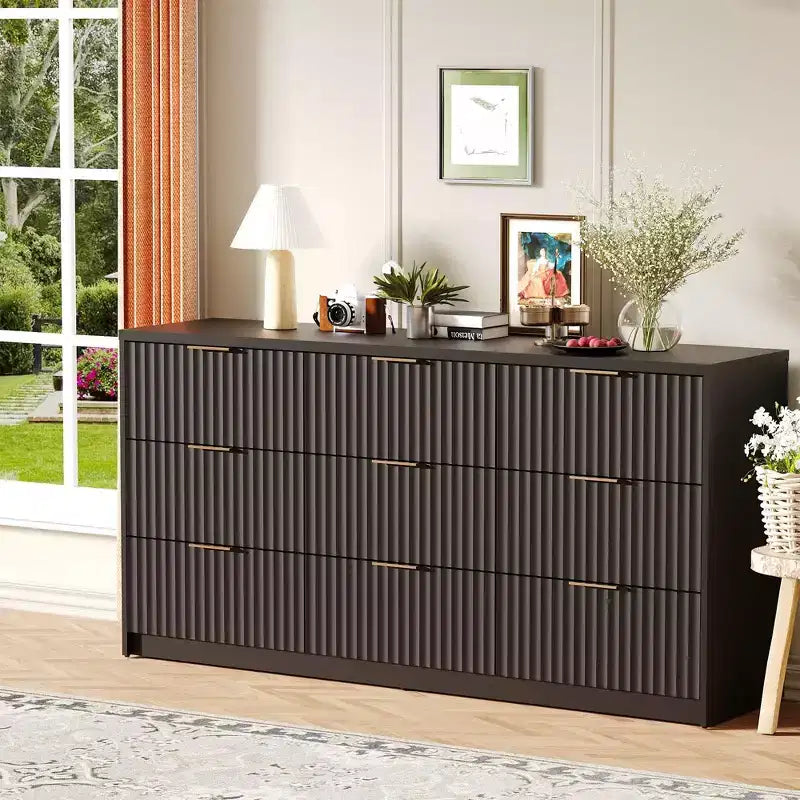Commode cannelée 63" à 8/9 tiroirs - Grand meuble de rangement en bois avec poignées métalliques et dispositif anti-basculement pour chambre à coucher, salon