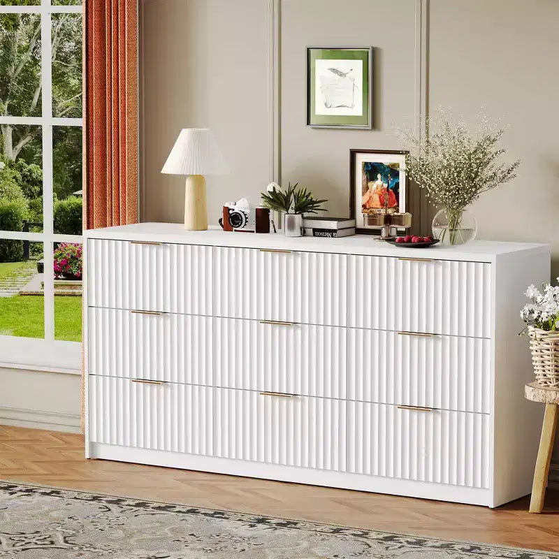 Commode cannelée 63" à 8/9 tiroirs - Grand meuble de rangement en bois avec poignées métalliques et dispositif anti-basculement pour chambre à coucher, salon