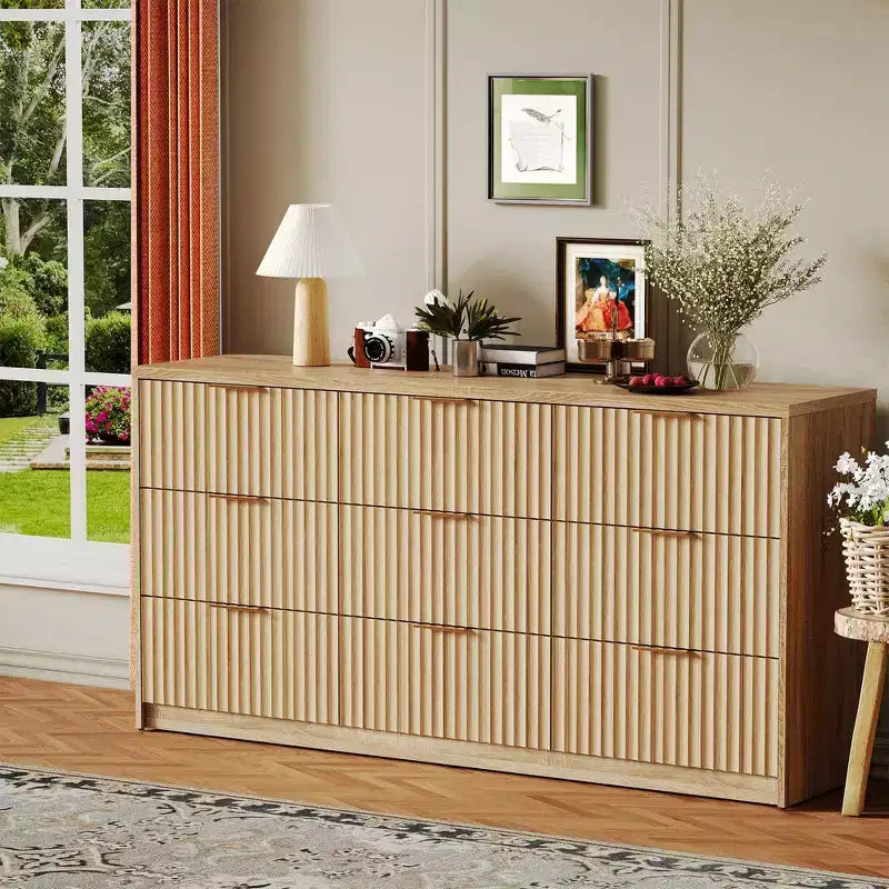Commode cannelée 63" à 8/9 tiroirs - Grand meuble de rangement en bois avec poignées métalliques et dispositif anti-basculement pour chambre à coucher, salon