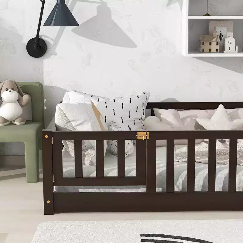 Lit jumeau au sol avec clôture et porte, cadre de lit Montessori bas pour enfants, bois d'hévéa, barrières de sécurité, assemblage facile