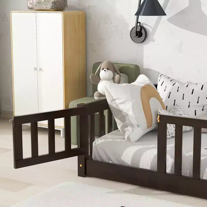 Lit jumeau au sol avec clôture et porte, cadre de lit Montessori bas pour enfants, bois d'hévéa, barrières de sécurité, assemblage facile