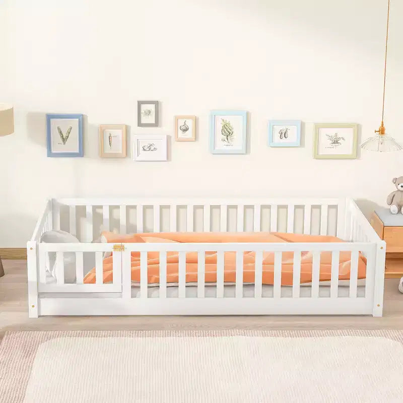 Lit jumeau au sol avec clôture et porte, cadre de lit Montessori bas pour enfants, bois d'hévéa, barrières de sécurité, assemblage facile
