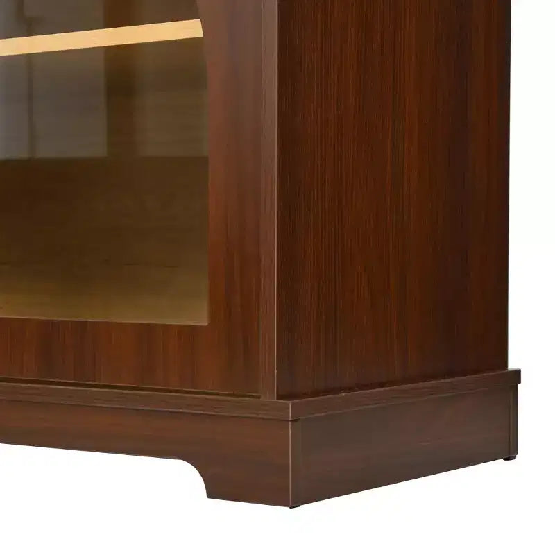 Console TV de style champêtre avec portes en verre semi-cintrées, peut accueillir des téléviseurs jusqu'à 70", buffet en grain de bois avec, Noyer réglable