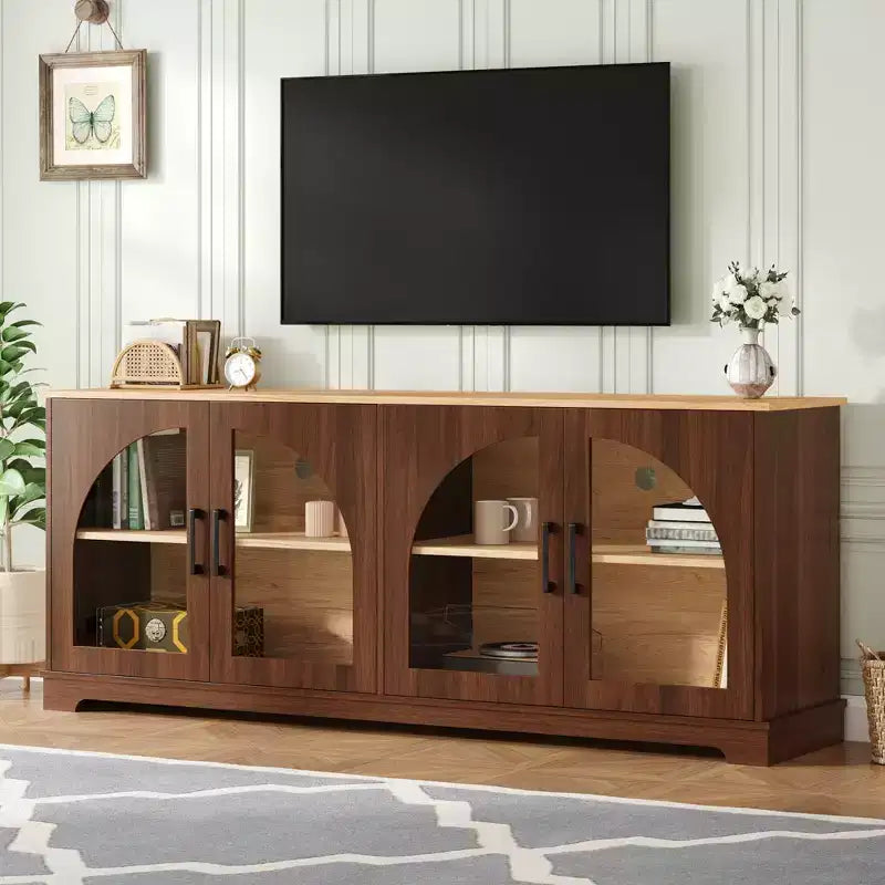 Console TV de style champêtre avec portes en verre semi-cintrées, peut accueillir des téléviseurs jusqu'à 70", buffet en grain de bois avec, Noyer réglable